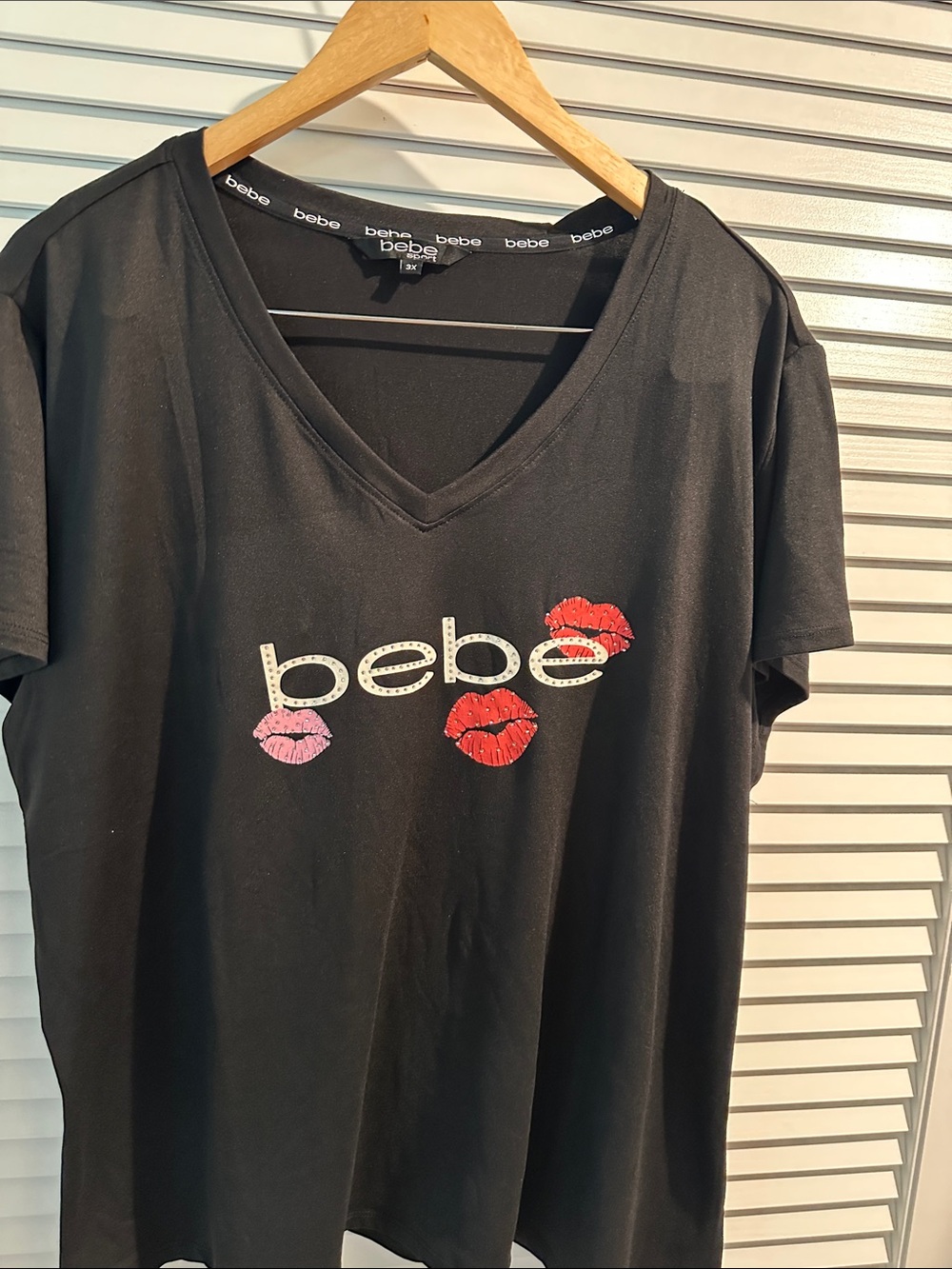 NWT BeBe Rhinestone Jeweled Kiss Black V-Neck Tee Shortsleeves Shirt.